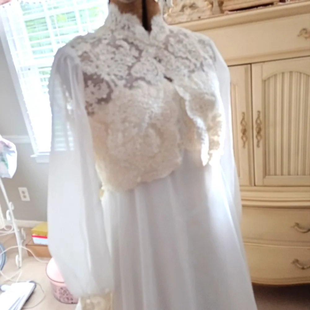 GORGEOUS 1990S "BIANCHI" CRISP WHITE CHIFFON WEDDING GOWN W/ LACE JACKET & VEIL! - Picture 5 of 16